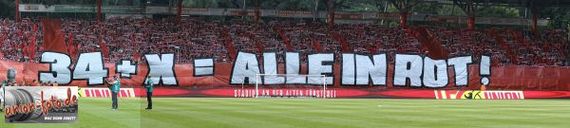 Gestrige Choreografie auf der Waldseite des Stadion an der Alten Försterei.<br />Bild: Union-Foto.de”><figcaption>Gestrige Choreografie auf der Waldseite des Stadion an der Alten Försterei.<br />Bild: Union-Foto.de</figcaption></figure>
                </div>
                
                <!-- YouTube (Meta-Feld) -->
                
            </div>
        </article>

                <script>
        (function() {
            var root = document.querySelector('.ff-single-news-gallery');
            if (!root) return;
            var slides = root.querySelectorAll('.ff-single-news-gallery-slide');
            var dots = root.querySelectorAll('.ff-single-news-gallery-dot');
            var prev = root.querySelector('.ff-single-news-gallery-prev');
            var next = root.querySelector('.ff-single-news-gallery-next');
            var n = slides.length;
            if (n < 2) return;
            var i = 0;
            function closeAllImgInfo() {
                root.querySelectorAll('.ff-fv-img-info-host.is-info-open').forEach(function(host) {
                    host.classList.remove('is-info-open');
                    var b = host.querySelector('.ff-fv-img-info-btn');
                    var p = host.querySelector('.ff-fv-img-info-panel');
                    if (b) b.setAttribute('aria-expanded', 'false');
                    if (p) p.setAttribute('aria-hidden', 'true');
                });
            }
            function show(idx) {
                closeAllImgInfo();
                i = ((idx % n) + n) % n;
                for (var s = 0; s < n; s++) {
                    if (s === i) slides[s].removeAttribute('hidden'); else slides[s].setAttribute('hidden', '');
                }
                for (var s = 0; s < dots.length; s++) {
                    dots[s].classList.toggle('is-active', s === i);
                    dots[s].setAttribute('aria-selected', s === i ? 'true' : 'false');
                }
            }
            if (prev) prev.addEventListener('click', function() { show(i - 1); });
            if (next) next.addEventListener('click', function() { show(i + 1); });
            for (var d = 0; d < dots.length; d++) {
                (function(di) { dots[di].addEventListener('click', function() { show(di); }); })(d);
            }
        })();
        </script>
        
        <!-- Kommentare -->
                <section class=