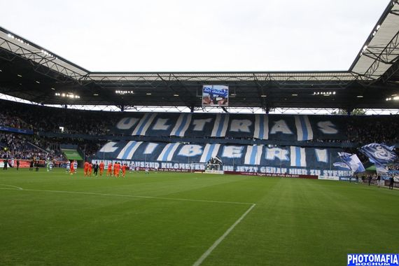 Choreografie der Kohorte Ultras.<br />Bild: Photomafia-Bochum.de”><figcaption>Choreografie der Kohorte Ultras.<br />Bild: Photomafia-Bochum.de</figcaption></figure>
<figure><img decoding=