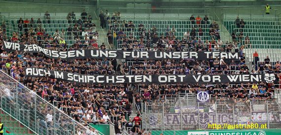 Spruchband im Gästeblock. Bild: Austria80.at