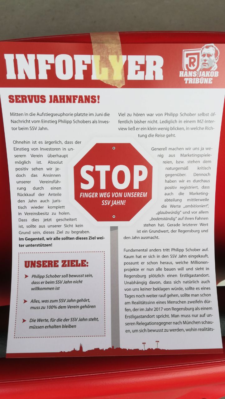 Die Ultras Regensburg verteilten am Sonntag diesen Flyer.<br />Bild: privat”><figcaption>Die Ultras Regensburg verteilten am Sonntag diesen Flyer.<br />Bild: privat</figcaption></figure>
<figure><img decoding=