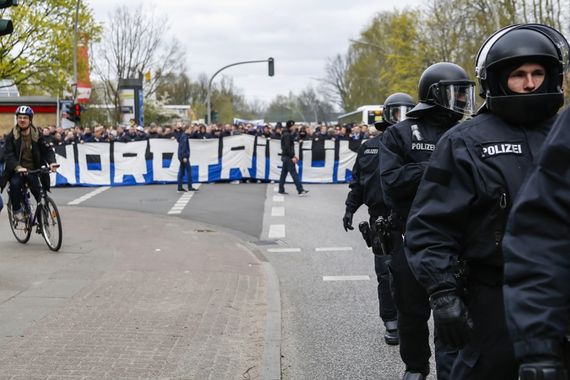 Der Nordtribüne Hamburg Zusammenschluss organisiert ein Fandemonstration in Osnabrück.<br />Bild: HSV-SC.de”><figcaption>Der Nordtribüne Hamburg Zusammenschluss organisiert ein Fandemonstration in Osnabrück.<br />Bild: HSV-SC.de</figcaption></figure>
                </div>
                
                <!-- YouTube (Meta-Feld) -->
                
            </div>
        </article>

                <script>
        (function() {
            var root = document.querySelector('.ff-single-news-gallery');
            if (!root) return;
            var slides = root.querySelectorAll('.ff-single-news-gallery-slide');
            var dots = root.querySelectorAll('.ff-single-news-gallery-dot');
            var prev = root.querySelector('.ff-single-news-gallery-prev');
            var next = root.querySelector('.ff-single-news-gallery-next');
            var n = slides.length;
            if (n < 2) return;
            var i = 0;
            function closeAllImgInfo() {
                root.querySelectorAll('.ff-fv-img-info-host.is-info-open').forEach(function(host) {
                    host.classList.remove('is-info-open');
                    var b = host.querySelector('.ff-fv-img-info-btn');
                    var p = host.querySelector('.ff-fv-img-info-panel');
                    if (b) b.setAttribute('aria-expanded', 'false');
                    if (p) p.setAttribute('aria-hidden', 'true');
                });
            }
            function show(idx) {
                closeAllImgInfo();
                i = ((idx % n) + n) % n;
                for (var s = 0; s < n; s++) {
                    if (s === i) slides[s].removeAttribute('hidden'); else slides[s].setAttribute('hidden', '');
                }
                for (var s = 0; s < dots.length; s++) {
                    dots[s].classList.toggle('is-active', s === i);
                    dots[s].setAttribute('aria-selected', s === i ? 'true' : 'false');
                }
            }
            if (prev) prev.addEventListener('click', function() { show(i - 1); });
            if (next) next.addEventListener('click', function() { show(i + 1); });
            for (var d = 0; d < dots.length; d++) {
                (function(di) { dots[di].addEventListener('click', function() { show(di); }); })(d);
            }
        })();
        </script>
        
        <!-- Kommentare -->
                <section class=