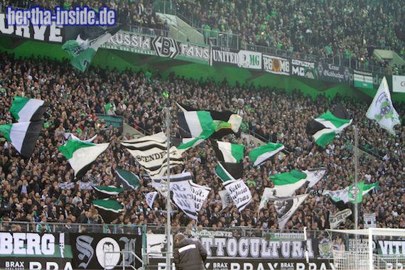 Das Stimmungszentrum in der Mönchengladbacher Nordkurve.<br />Bild: Hertha-Inside.de”><figcaption>Das Stimmungszentrum in der Mönchengladbacher Nordkurve.<br />Bild: Hertha-Inside.de</figcaption></figure>
                </div>
                
                <!-- YouTube (Meta-Feld) -->
                
            </div>
        </article>

                <script>
        (function() {
            var root = document.querySelector('.ff-single-news-gallery');
            if (!root) return;
            var slides = root.querySelectorAll('.ff-single-news-gallery-slide');
            var dots = root.querySelectorAll('.ff-single-news-gallery-dot');
            var prev = root.querySelector('.ff-single-news-gallery-prev');
            var next = root.querySelector('.ff-single-news-gallery-next');
            var n = slides.length;
            if (n < 2) return;
            var i = 0;
            function closeAllImgInfo() {
                root.querySelectorAll('.ff-fv-img-info-host.is-info-open').forEach(function(host) {
                    host.classList.remove('is-info-open');
                    var b = host.querySelector('.ff-fv-img-info-btn');
                    var p = host.querySelector('.ff-fv-img-info-panel');
                    if (b) b.setAttribute('aria-expanded', 'false');
                    if (p) p.setAttribute('aria-hidden', 'true');
                });
            }
            function show(idx) {
                closeAllImgInfo();
                i = ((idx % n) + n) % n;
                for (var s = 0; s < n; s++) {
                    if (s === i) slides[s].removeAttribute('hidden'); else slides[s].setAttribute('hidden', '');
                }
                for (var s = 0; s < dots.length; s++) {
                    dots[s].classList.toggle('is-active', s === i);
                    dots[s].setAttribute('aria-selected', s === i ? 'true' : 'false');
                }
            }
            if (prev) prev.addEventListener('click', function() { show(i - 1); });
            if (next) next.addEventListener('click', function() { show(i + 1); });
            for (var d = 0; d < dots.length; d++) {
                (function(di) { dots[di].addEventListener('click', function() { show(di); }); })(d);
            }
        })();
        </script>
        
        <!-- Kommentare -->
                <section class=