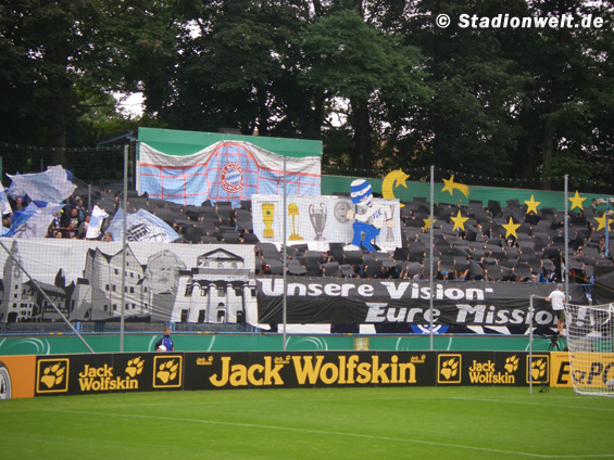 Der Chemnitzer FC will am Samstag den FC Bayern München ärgern.<br />Bild: Faszination Fankurve”><figcaption>Der Chemnitzer FC will am Samstag den FC Bayern München ärgern.<br />Bild: Faszination Fankurve</figcaption></figure>
                </div>
                
                <!-- YouTube (Meta-Feld) -->
                
            </div>
        </article>

                <script>
        (function() {
            var root = document.querySelector('.ff-single-news-gallery');
            if (!root) return;
            var slides = root.querySelectorAll('.ff-single-news-gallery-slide');
            var dots = root.querySelectorAll('.ff-single-news-gallery-dot');
            var prev = root.querySelector('.ff-single-news-gallery-prev');
            var next = root.querySelector('.ff-single-news-gallery-next');
            var n = slides.length;
            if (n < 2) return;
            var i = 0;
            function closeAllImgInfo() {
                root.querySelectorAll('.ff-fv-img-info-host.is-info-open').forEach(function(host) {
                    host.classList.remove('is-info-open');
                    var b = host.querySelector('.ff-fv-img-info-btn');
                    var p = host.querySelector('.ff-fv-img-info-panel');
                    if (b) b.setAttribute('aria-expanded', 'false');
                    if (p) p.setAttribute('aria-hidden', 'true');
                });
            }
            function show(idx) {
                closeAllImgInfo();
                i = ((idx % n) + n) % n;
                for (var s = 0; s < n; s++) {
                    if (s === i) slides[s].removeAttribute('hidden'); else slides[s].setAttribute('hidden', '');
                }
                for (var s = 0; s < dots.length; s++) {
                    dots[s].classList.toggle('is-active', s === i);
                    dots[s].setAttribute('aria-selected', s === i ? 'true' : 'false');
                }
            }
            if (prev) prev.addEventListener('click', function() { show(i - 1); });
            if (next) next.addEventListener('click', function() { show(i + 1); });
            for (var d = 0; d < dots.length; d++) {
                (function(di) { dots[di].addEventListener('click', function() { show(di); }); })(d);
            }
        })();
        </script>
        
        <!-- Kommentare -->
                <section class=