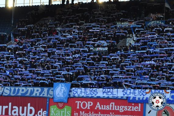 Der Vorstandsvorsitzende von Hansa Rostock hat einen offenen Brief veröffentlicht.<br />Bild: Calcio-Culinaria.de”><figcaption>Der Vorstandsvorsitzende von Hansa Rostock hat einen offenen Brief veröffentlicht.<br />Bild: Calcio-Culinaria.de</figcaption></figure>
                </div>
                
                <!-- YouTube (Meta-Feld) -->
                
            </div>
        </article>

                <script>
        (function() {
            var root = document.querySelector('.ff-single-news-gallery');
            if (!root) return;
            var slides = root.querySelectorAll('.ff-single-news-gallery-slide');
            var dots = root.querySelectorAll('.ff-single-news-gallery-dot');
            var prev = root.querySelector('.ff-single-news-gallery-prev');
            var next = root.querySelector('.ff-single-news-gallery-next');
            var n = slides.length;
            if (n < 2) return;
            var i = 0;
            function closeAllImgInfo() {
                root.querySelectorAll('.ff-fv-img-info-host.is-info-open').forEach(function(host) {
                    host.classList.remove('is-info-open');
                    var b = host.querySelector('.ff-fv-img-info-btn');
                    var p = host.querySelector('.ff-fv-img-info-panel');
                    if (b) b.setAttribute('aria-expanded', 'false');
                    if (p) p.setAttribute('aria-hidden', 'true');
                });
            }
            function show(idx) {
                closeAllImgInfo();
                i = ((idx % n) + n) % n;
                for (var s = 0; s < n; s++) {
                    if (s === i) slides[s].removeAttribute('hidden'); else slides[s].setAttribute('hidden', '');
                }
                for (var s = 0; s < dots.length; s++) {
                    dots[s].classList.toggle('is-active', s === i);
                    dots[s].setAttribute('aria-selected', s === i ? 'true' : 'false');
                }
            }
            if (prev) prev.addEventListener('click', function() { show(i - 1); });
            if (next) next.addEventListener('click', function() { show(i + 1); });
            for (var d = 0; d < dots.length; d++) {
                (function(di) { dots[di].addEventListener('click', function() { show(di); }); })(d);
            }
        })();
        </script>
        
        <!-- Kommentare -->
                <section class=