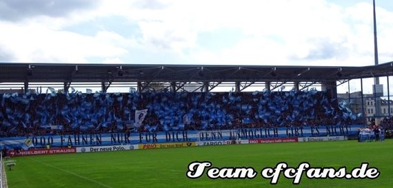 Fahnenmeer der CFC-Fans.<br />Bild: cfcfans.de”><figcaption>Fahnenmeer der CFC-Fans.<br />Bild: cfcfans.de</figcaption></figure>
<figure><img decoding=