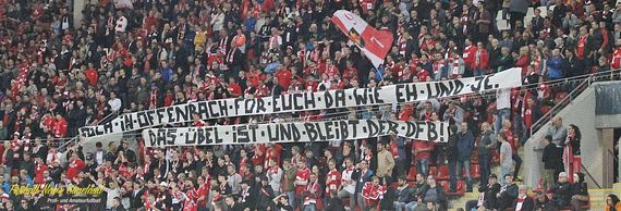 Protestplakat der FWK-Fans in Offenbach. Bild: Steven Mohr / Fußball-News Saarland