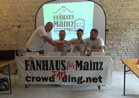 Mit Unterstützung aus Jena und Leipzig läuft seit gestern die Aktion für ein Fanhaus in Mainz.<br />Bild: Fanhaus für Mainz”><figcaption>Mit Unterstützung aus Jena und Leipzig läuft seit gestern die Aktion für ein Fanhaus in Mainz.<br />Bild: Fanhaus für Mainz</figcaption></figure>
                </div>
                
                <!-- YouTube (Meta-Feld) -->
                
            </div>
        </article>

                <script>
        (function() {
            var root = document.querySelector('.ff-single-news-gallery');
            if (!root) return;
            var slides = root.querySelectorAll('.ff-single-news-gallery-slide');
            var dots = root.querySelectorAll('.ff-single-news-gallery-dot');
            var prev = root.querySelector('.ff-single-news-gallery-prev');
            var next = root.querySelector('.ff-single-news-gallery-next');
            var n = slides.length;
            if (n < 2) return;
            var i = 0;
            function closeAllImgInfo() {
                root.querySelectorAll('.ff-fv-img-info-host.is-info-open').forEach(function(host) {
                    host.classList.remove('is-info-open');
                    var b = host.querySelector('.ff-fv-img-info-btn');
                    var p = host.querySelector('.ff-fv-img-info-panel');
                    if (b) b.setAttribute('aria-expanded', 'false');
                    if (p) p.setAttribute('aria-hidden', 'true');
                });
            }
            function show(idx) {
                closeAllImgInfo();
                i = ((idx % n) + n) % n;
                for (var s = 0; s < n; s++) {
                    if (s === i) slides[s].removeAttribute('hidden'); else slides[s].setAttribute('hidden', '');
                }
                for (var s = 0; s < dots.length; s++) {
                    dots[s].classList.toggle('is-active', s === i);
                    dots[s].setAttribute('aria-selected', s === i ? 'true' : 'false');
                }
            }
            if (prev) prev.addEventListener('click', function() { show(i - 1); });
            if (next) next.addEventListener('click', function() { show(i + 1); });
            for (var d = 0; d < dots.length; d++) {
                (function(di) { dots[di].addEventListener('click', function() { show(di); }); })(d);
            }
        })();
        </script>
        
        <!-- Kommentare -->
                <section class=