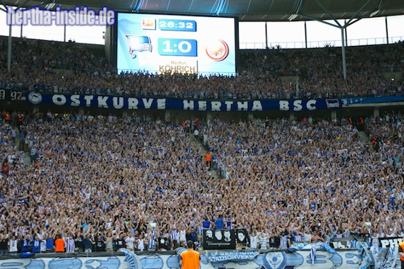 Die Rostocker Polizei rätselt, wie diese 30 Meter lange Zaunfahne gestern in Ostseestadion geschmuggelt wurde.<br />Bild: Hertha-Inside.de”><figcaption>Die Rostocker Polizei rätselt, wie diese 30 Meter lange Zaunfahne gestern in Ostseestadion geschmuggelt wurde.<br />Bild: Hertha-Inside.de</figcaption></figure>
<figure><img decoding=