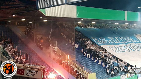 Diese 2014 geklaute Ostkurve Hertha BSC-Zaunfahne wurde heute von Hansa-Fans verbrannt.<br />Bild: Hertha-Inside.de”><figcaption>Diese 2014 geklaute Ostkurve Hertha BSC-Zaunfahne wurde heute von Hansa-Fans verbrannt.<br />Bild: Hertha-Inside.de</figcaption></figure>
<figure><img decoding=