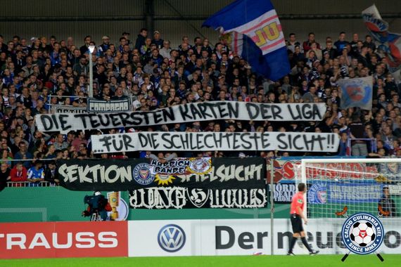 Die Holstein-Fans auf der Westtribüne wurden im Pokal aufgefordert, das Hüpfen einzustellen.<br />Bild: Calcio-Culinaria.de”><figcaption>Die Holstein-Fans auf der Westtribüne wurden im Pokal aufgefordert, das Hüpfen einzustellen.<br />Bild: Calcio-Culinaria.de</figcaption></figure>
                </div>
                
                <!-- YouTube (Meta-Feld) -->
                
            </div>
        </article>

                <script>
        (function() {
            var root = document.querySelector('.ff-single-news-gallery');
            if (!root) return;
            var slides = root.querySelectorAll('.ff-single-news-gallery-slide');
            var dots = root.querySelectorAll('.ff-single-news-gallery-dot');
            var prev = root.querySelector('.ff-single-news-gallery-prev');
            var next = root.querySelector('.ff-single-news-gallery-next');
            var n = slides.length;
            if (n < 2) return;
            var i = 0;
            function closeAllImgInfo() {
                root.querySelectorAll('.ff-fv-img-info-host.is-info-open').forEach(function(host) {
                    host.classList.remove('is-info-open');
                    var b = host.querySelector('.ff-fv-img-info-btn');
                    var p = host.querySelector('.ff-fv-img-info-panel');
                    if (b) b.setAttribute('aria-expanded', 'false');
                    if (p) p.setAttribute('aria-hidden', 'true');
                });
            }
            function show(idx) {
                closeAllImgInfo();
                i = ((idx % n) + n) % n;
                for (var s = 0; s < n; s++) {
                    if (s === i) slides[s].removeAttribute('hidden'); else slides[s].setAttribute('hidden', '');
                }
                for (var s = 0; s < dots.length; s++) {
                    dots[s].classList.toggle('is-active', s === i);
                    dots[s].setAttribute('aria-selected', s === i ? 'true' : 'false');
                }
            }
            if (prev) prev.addEventListener('click', function() { show(i - 1); });
            if (next) next.addEventListener('click', function() { show(i + 1); });
            for (var d = 0; d < dots.length; d++) {
                (function(di) { dots[di].addEventListener('click', function() { show(di); }); })(d);
            }
        })();
        </script>
        
        <!-- Kommentare -->
                <section class=