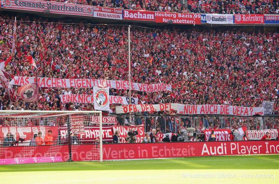 Die Fangruppen der Südkurve München kündigen für heutigen Bundesliga-Auftakt Proteste gegen den DFB an.<br />Bild: Faszination Stadion”><figcaption>Die Fangruppen der Südkurve München kündigen für heutigen Bundesliga-Auftakt Proteste gegen den DFB an.<br />Bild: Faszination Stadion</figcaption></figure>
                </div>
                
                <!-- YouTube (Meta-Feld) -->
                
            </div>
        </article>

                <script>
        (function() {
            var root = document.querySelector('.ff-single-news-gallery');
            if (!root) return;
            var slides = root.querySelectorAll('.ff-single-news-gallery-slide');
            var dots = root.querySelectorAll('.ff-single-news-gallery-dot');
            var prev = root.querySelector('.ff-single-news-gallery-prev');
            var next = root.querySelector('.ff-single-news-gallery-next');
            var n = slides.length;
            if (n < 2) return;
            var i = 0;
            function closeAllImgInfo() {
                root.querySelectorAll('.ff-fv-img-info-host.is-info-open').forEach(function(host) {
                    host.classList.remove('is-info-open');
                    var b = host.querySelector('.ff-fv-img-info-btn');
                    var p = host.querySelector('.ff-fv-img-info-panel');
                    if (b) b.setAttribute('aria-expanded', 'false');
                    if (p) p.setAttribute('aria-hidden', 'true');
                });
            }
            function show(idx) {
                closeAllImgInfo();
                i = ((idx % n) + n) % n;
                for (var s = 0; s < n; s++) {
                    if (s === i) slides[s].removeAttribute('hidden'); else slides[s].setAttribute('hidden', '');
                }
                for (var s = 0; s < dots.length; s++) {
                    dots[s].classList.toggle('is-active', s === i);
                    dots[s].setAttribute('aria-selected', s === i ? 'true' : 'false');
                }
            }
            if (prev) prev.addEventListener('click', function() { show(i - 1); });
            if (next) next.addEventListener('click', function() { show(i + 1); });
            for (var d = 0; d < dots.length; d++) {
                (function(di) { dots[di].addEventListener('click', function() { show(di); }); })(d);
            }
        })();
        </script>
        
        <!-- Kommentare -->
                <section class=