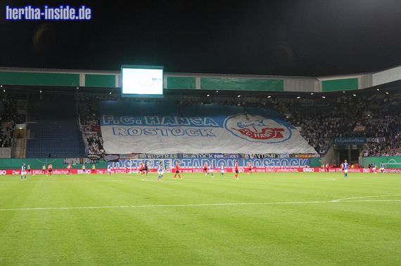 Die Gästeblöcke in Magdeburg und Jena werden nun doch für die Hansa-Fans geöffnet.<br />Bild: Hertha-Inside.de”><figcaption>Die Gästeblöcke in Magdeburg und Jena werden nun doch für die Hansa-Fans geöffnet.<br />Bild: Hertha-Inside.de</figcaption></figure>
                </div>
                
                <!-- YouTube (Meta-Feld) -->
                
            </div>
        </article>

                <script>
        (function() {
            var root = document.querySelector('.ff-single-news-gallery');
            if (!root) return;
            var slides = root.querySelectorAll('.ff-single-news-gallery-slide');
            var dots = root.querySelectorAll('.ff-single-news-gallery-dot');
            var prev = root.querySelector('.ff-single-news-gallery-prev');
            var next = root.querySelector('.ff-single-news-gallery-next');
            var n = slides.length;
            if (n < 2) return;
            var i = 0;
            function closeAllImgInfo() {
                root.querySelectorAll('.ff-fv-img-info-host.is-info-open').forEach(function(host) {
                    host.classList.remove('is-info-open');
                    var b = host.querySelector('.ff-fv-img-info-btn');
                    var p = host.querySelector('.ff-fv-img-info-panel');
                    if (b) b.setAttribute('aria-expanded', 'false');
                    if (p) p.setAttribute('aria-hidden', 'true');
                });
            }
            function show(idx) {
                closeAllImgInfo();
                i = ((idx % n) + n) % n;
                for (var s = 0; s < n; s++) {
                    if (s === i) slides[s].removeAttribute('hidden'); else slides[s].setAttribute('hidden', '');
                }
                for (var s = 0; s < dots.length; s++) {
                    dots[s].classList.toggle('is-active', s === i);
                    dots[s].setAttribute('aria-selected', s === i ? 'true' : 'false');
                }
            }
            if (prev) prev.addEventListener('click', function() { show(i - 1); });
            if (next) next.addEventListener('click', function() { show(i + 1); });
            for (var d = 0; d < dots.length; d++) {
                (function(di) { dots[di].addEventListener('click', function() { show(di); }); })(d);
            }
        })();
        </script>
        
        <!-- Kommentare -->
                <section class=