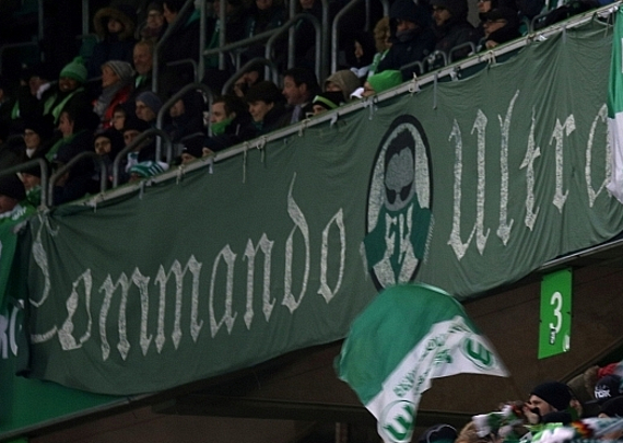 Die Zaunfahne aus Wolfsburg wurde gestern von BVB-Ultras präsentiert.<br />Bild: Fanfotos.net”><figcaption>Die Zaunfahne aus Wolfsburg wurde gestern von BVB-Ultras präsentiert.<br />Bild: Fanfotos.net</figcaption></figure>
                </div>
                
                <!-- YouTube (Meta-Feld) -->
                
            </div>
        </article>

                <script>
        (function() {
            var root = document.querySelector('.ff-single-news-gallery');
            if (!root) return;
            var slides = root.querySelectorAll('.ff-single-news-gallery-slide');
            var dots = root.querySelectorAll('.ff-single-news-gallery-dot');
            var prev = root.querySelector('.ff-single-news-gallery-prev');
            var next = root.querySelector('.ff-single-news-gallery-next');
            var n = slides.length;
            if (n < 2) return;
            var i = 0;
            function closeAllImgInfo() {
                root.querySelectorAll('.ff-fv-img-info-host.is-info-open').forEach(function(host) {
                    host.classList.remove('is-info-open');
                    var b = host.querySelector('.ff-fv-img-info-btn');
                    var p = host.querySelector('.ff-fv-img-info-panel');
                    if (b) b.setAttribute('aria-expanded', 'false');
                    if (p) p.setAttribute('aria-hidden', 'true');
                });
            }
            function show(idx) {
                closeAllImgInfo();
                i = ((idx % n) + n) % n;
                for (var s = 0; s < n; s++) {
                    if (s === i) slides[s].removeAttribute('hidden'); else slides[s].setAttribute('hidden', '');
                }
                for (var s = 0; s < dots.length; s++) {
                    dots[s].classList.toggle('is-active', s === i);
                    dots[s].setAttribute('aria-selected', s === i ? 'true' : 'false');
                }
            }
            if (prev) prev.addEventListener('click', function() { show(i - 1); });
            if (next) next.addEventListener('click', function() { show(i + 1); });
            for (var d = 0; d < dots.length; d++) {
                (function(di) { dots[di].addEventListener('click', function() { show(di); }); })(d);
            }
        })();
        </script>
        
        <!-- Kommentare -->
                <section class=