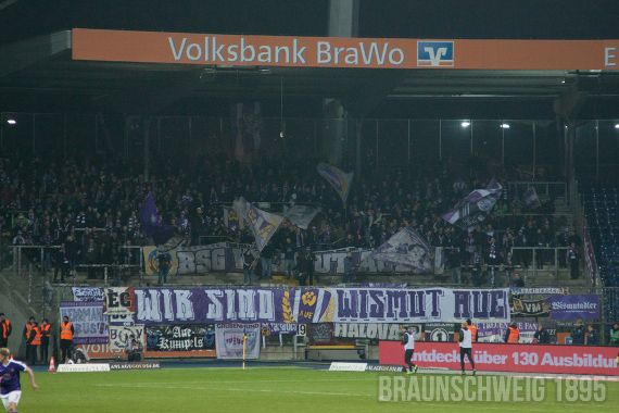 Erzgebirge Aue Fans zeigten am Freitag in Braunschweig ein umstrittenes Plakat.<br />Bild: Braunschweig1895.de”><figcaption>Erzgebirge Aue Fans zeigten am Freitag in Braunschweig ein umstrittenes Plakat.<br />Bild: Braunschweig1895.de</figcaption></figure>
                </div>
                
                <!-- YouTube (Meta-Feld) -->
                
            </div>
        </article>

                <script>
        (function() {
            var root = document.querySelector('.ff-single-news-gallery');
            if (!root) return;
            var slides = root.querySelectorAll('.ff-single-news-gallery-slide');
            var dots = root.querySelectorAll('.ff-single-news-gallery-dot');
            var prev = root.querySelector('.ff-single-news-gallery-prev');
            var next = root.querySelector('.ff-single-news-gallery-next');
            var n = slides.length;
            if (n < 2) return;
            var i = 0;
            function closeAllImgInfo() {
                root.querySelectorAll('.ff-fv-img-info-host.is-info-open').forEach(function(host) {
                    host.classList.remove('is-info-open');
                    var b = host.querySelector('.ff-fv-img-info-btn');
                    var p = host.querySelector('.ff-fv-img-info-panel');
                    if (b) b.setAttribute('aria-expanded', 'false');
                    if (p) p.setAttribute('aria-hidden', 'true');
                });
            }
            function show(idx) {
                closeAllImgInfo();
                i = ((idx % n) + n) % n;
                for (var s = 0; s < n; s++) {
                    if (s === i) slides[s].removeAttribute('hidden'); else slides[s].setAttribute('hidden', '');
                }
                for (var s = 0; s < dots.length; s++) {
                    dots[s].classList.toggle('is-active', s === i);
                    dots[s].setAttribute('aria-selected', s === i ? 'true' : 'false');
                }
            }
            if (prev) prev.addEventListener('click', function() { show(i - 1); });
            if (next) next.addEventListener('click', function() { show(i + 1); });
            for (var d = 0; d < dots.length; d++) {
                (function(di) { dots[di].addEventListener('click', function() { show(di); }); })(d);
            }
        })();
        </script>
        
        <!-- Kommentare -->
                <section class=