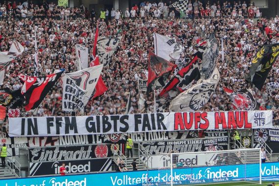 Anspielung auf die Fairplay-Plakette der Deutschen Olympischen Gesellschaft.<br />Bild: Eintracht-Online.net”><figcaption>Anspielung auf die Fairplay-Plakette der Deutschen Olympischen Gesellschaft.<br />Bild: Eintracht-Online.net</figcaption></figure>
<figure><img decoding=
