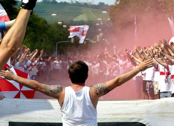Gestern zogen wieder tausende VfB-Fans zum Neckarstadion.<br />Bild: stuttgartsupporter.de”><figcaption>Gestern zogen wieder tausende VfB-Fans zum Neckarstadion.<br />Bild: stuttgartsupporter.de</figcaption></figure>
                </div>
                
                <!-- YouTube (Meta-Feld) -->
                
            </div>
        </article>

                <script>
        (function() {
            var root = document.querySelector('.ff-single-news-gallery');
            if (!root) return;
            var slides = root.querySelectorAll('.ff-single-news-gallery-slide');
            var dots = root.querySelectorAll('.ff-single-news-gallery-dot');
            var prev = root.querySelector('.ff-single-news-gallery-prev');
            var next = root.querySelector('.ff-single-news-gallery-next');
            var n = slides.length;
            if (n < 2) return;
            var i = 0;
            function closeAllImgInfo() {
                root.querySelectorAll('.ff-fv-img-info-host.is-info-open').forEach(function(host) {
                    host.classList.remove('is-info-open');
                    var b = host.querySelector('.ff-fv-img-info-btn');
                    var p = host.querySelector('.ff-fv-img-info-panel');
                    if (b) b.setAttribute('aria-expanded', 'false');
                    if (p) p.setAttribute('aria-hidden', 'true');
                });
            }
            function show(idx) {
                closeAllImgInfo();
                i = ((idx % n) + n) % n;
                for (var s = 0; s < n; s++) {
                    if (s === i) slides[s].removeAttribute('hidden'); else slides[s].setAttribute('hidden', '');
                }
                for (var s = 0; s < dots.length; s++) {
                    dots[s].classList.toggle('is-active', s === i);
                    dots[s].setAttribute('aria-selected', s === i ? 'true' : 'false');
                }
            }
            if (prev) prev.addEventListener('click', function() { show(i - 1); });
            if (next) next.addEventListener('click', function() { show(i + 1); });
            for (var d = 0; d < dots.length; d++) {
                (function(di) { dots[di].addEventListener('click', function() { show(di); }); })(d);
            }
        })();
        </script>
        
        <!-- Kommentare -->
                <section class=