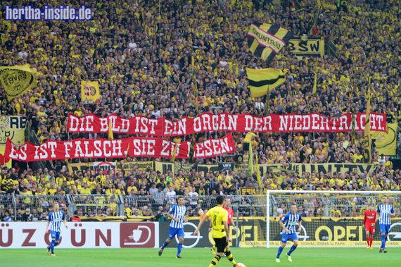 Plakat auf der Südtribüne Dortmund beim Heimspiel gegen Hertha.<br />Bild: Hertha-Inside.de”><figcaption>Plakat auf der Südtribüne Dortmund beim Heimspiel gegen Hertha.<br />Bild: Hertha-Inside.de</figcaption></figure>
                </div>
                
                <!-- YouTube (Meta-Feld) -->
                
            </div>
        </article>

                <script>
        (function() {
            var root = document.querySelector('.ff-single-news-gallery');
            if (!root) return;
            var slides = root.querySelectorAll('.ff-single-news-gallery-slide');
            var dots = root.querySelectorAll('.ff-single-news-gallery-dot');
            var prev = root.querySelector('.ff-single-news-gallery-prev');
            var next = root.querySelector('.ff-single-news-gallery-next');
            var n = slides.length;
            if (n < 2) return;
            var i = 0;
            function closeAllImgInfo() {
                root.querySelectorAll('.ff-fv-img-info-host.is-info-open').forEach(function(host) {
                    host.classList.remove('is-info-open');
                    var b = host.querySelector('.ff-fv-img-info-btn');
                    var p = host.querySelector('.ff-fv-img-info-panel');
                    if (b) b.setAttribute('aria-expanded', 'false');
                    if (p) p.setAttribute('aria-hidden', 'true');
                });
            }
            function show(idx) {
                closeAllImgInfo();
                i = ((idx % n) + n) % n;
                for (var s = 0; s < n; s++) {
                    if (s === i) slides[s].removeAttribute('hidden'); else slides[s].setAttribute('hidden', '');
                }
                for (var s = 0; s < dots.length; s++) {
                    dots[s].classList.toggle('is-active', s === i);
                    dots[s].setAttribute('aria-selected', s === i ? 'true' : 'false');
                }
            }
            if (prev) prev.addEventListener('click', function() { show(i - 1); });
            if (next) next.addEventListener('click', function() { show(i + 1); });
            for (var d = 0; d < dots.length; d++) {
                (function(di) { dots[di].addEventListener('click', function() { show(di); }); })(d);
            }
        })();
        </script>
        
        <!-- Kommentare -->
                <section class=