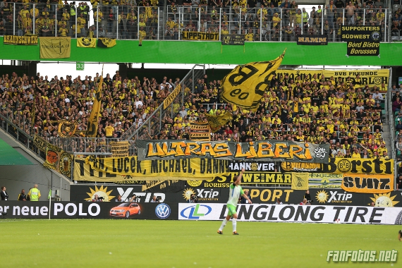 The Unity beim Auswärtsspiel in Wolfsburg.<br />Bild: Fanfotos.net”><figcaption>The Unity beim Auswärtsspiel in Wolfsburg.<br />Bild: Fanfotos.net</figcaption></figure>
                </div>
                
                <!-- YouTube (Meta-Feld) -->
                
            </div>
        </article>

                <script>
        (function() {
            var root = document.querySelector('.ff-single-news-gallery');
            if (!root) return;
            var slides = root.querySelectorAll('.ff-single-news-gallery-slide');
            var dots = root.querySelectorAll('.ff-single-news-gallery-dot');
            var prev = root.querySelector('.ff-single-news-gallery-prev');
            var next = root.querySelector('.ff-single-news-gallery-next');
            var n = slides.length;
            if (n < 2) return;
            var i = 0;
            function closeAllImgInfo() {
                root.querySelectorAll('.ff-fv-img-info-host.is-info-open').forEach(function(host) {
                    host.classList.remove('is-info-open');
                    var b = host.querySelector('.ff-fv-img-info-btn');
                    var p = host.querySelector('.ff-fv-img-info-panel');
                    if (b) b.setAttribute('aria-expanded', 'false');
                    if (p) p.setAttribute('aria-hidden', 'true');
                });
            }
            function show(idx) {
                closeAllImgInfo();
                i = ((idx % n) + n) % n;
                for (var s = 0; s < n; s++) {
                    if (s === i) slides[s].removeAttribute('hidden'); else slides[s].setAttribute('hidden', '');
                }
                for (var s = 0; s < dots.length; s++) {
                    dots[s].classList.toggle('is-active', s === i);
                    dots[s].setAttribute('aria-selected', s === i ? 'true' : 'false');
                }
            }
            if (prev) prev.addEventListener('click', function() { show(i - 1); });
            if (next) next.addEventListener('click', function() { show(i + 1); });
            for (var d = 0; d < dots.length; d++) {
                (function(di) { dots[di].addEventListener('click', function() { show(di); }); })(d);
            }
        })();
        </script>
        
        <!-- Kommentare -->
                <section class=