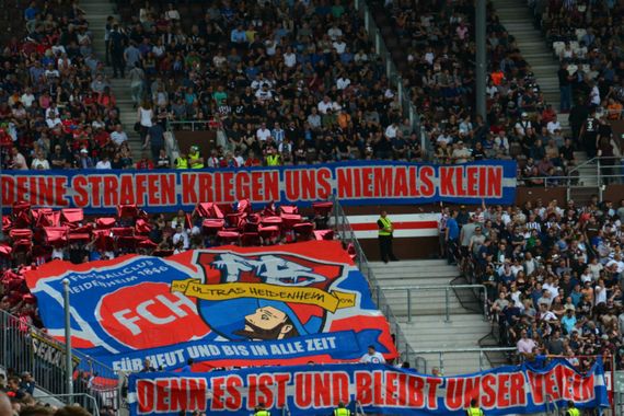 Im Gästeblock zeigten auch die Heidenheimer Fans eine Choreografie. Bild: tor.repage.de