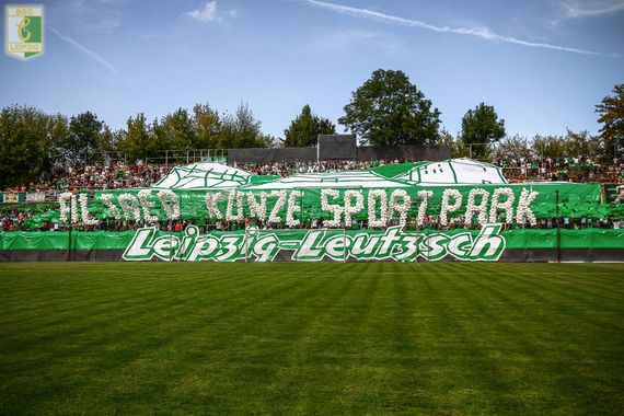 In Leipzig steht ein interessantes Benefizspiel an.<br />Bild: Chemie-Leipzig.de”><figcaption>In Leipzig steht ein interessantes Benefizspiel an.<br />Bild: Chemie-Leipzig.de</figcaption></figure>
<figure><img decoding=