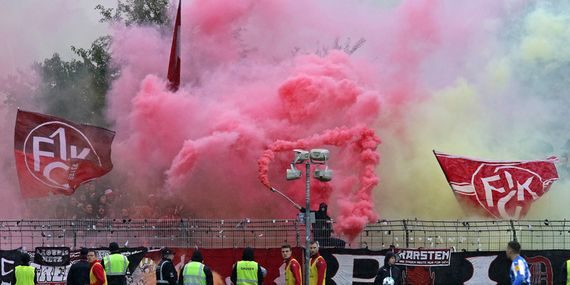 Pyroshow der FCK-Fans in Kiel.<br />Bild: www.der-betze-brennt.de”><figcaption>Pyroshow der FCK-Fans in Kiel.<br />Bild: www.der-betze-brennt.de</figcaption></figure>
<figure><img decoding=