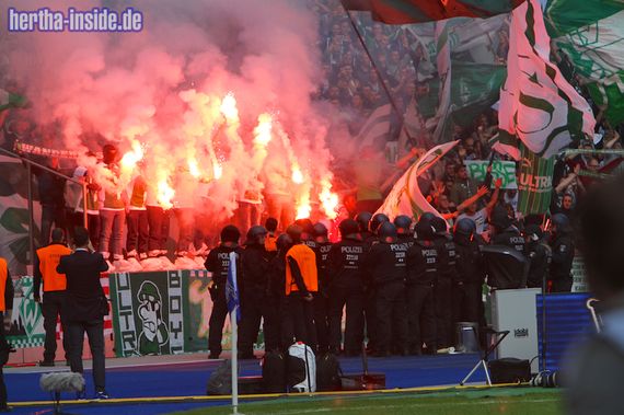 Pyroaktion zum 10. Geburtstag der Wanderers Bremen.<br />Bild: Hertha-Inside.de”><figcaption>Pyroaktion zum 10. Geburtstag der Wanderers Bremen.<br />Bild: Hertha-Inside.de</figcaption></figure>
<figure><img decoding=