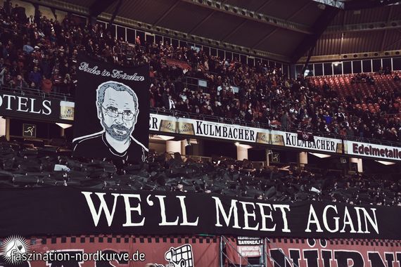 Gedenk-Choreografie für verstorbenen Club-Fan in der Nordkurve.<br />Bild: Faszination-Nordkurve.de”><figcaption>Gedenk-Choreografie für verstorbenen Club-Fan in der Nordkurve.<br />Bild: Faszination-Nordkurve.de</figcaption></figure>
<figure><img decoding=