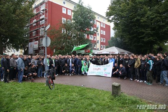 Zahlreiche VfL-Fans schauten am Samstag bei der Trinkhalle vorbei.<br />Bild: Fanfotos.net”><figcaption>Zahlreiche VfL-Fans schauten am Samstag bei der Trinkhalle vorbei.<br />Bild: Fanfotos.net</figcaption></figure>
<figure><img decoding=