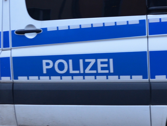 Ein Einsatzleiter der Polizei fühlte sich durch das Eisessen beleidigt.<br />Bild: Faszination Fankurve”><figcaption>Ein Einsatzleiter der Polizei fühlte sich durch das Eisessen beleidigt.<br />Bild: Faszination Fankurve</figcaption></figure>
                </div>
                
                <!-- YouTube (Meta-Feld) -->
                
            </div>
        </article>

                <script>
        (function() {
            var root = document.querySelector('.ff-single-news-gallery');
            if (!root) return;
            var slides = root.querySelectorAll('.ff-single-news-gallery-slide');
            var dots = root.querySelectorAll('.ff-single-news-gallery-dot');
            var prev = root.querySelector('.ff-single-news-gallery-prev');
            var next = root.querySelector('.ff-single-news-gallery-next');
            var n = slides.length;
            if (n < 2) return;
            var i = 0;
            function closeAllImgInfo() {
                root.querySelectorAll('.ff-fv-img-info-host.is-info-open').forEach(function(host) {
                    host.classList.remove('is-info-open');
                    var b = host.querySelector('.ff-fv-img-info-btn');
                    var p = host.querySelector('.ff-fv-img-info-panel');
                    if (b) b.setAttribute('aria-expanded', 'false');
                    if (p) p.setAttribute('aria-hidden', 'true');
                });
            }
            function show(idx) {
                closeAllImgInfo();
                i = ((idx % n) + n) % n;
                for (var s = 0; s < n; s++) {
                    if (s === i) slides[s].removeAttribute('hidden'); else slides[s].setAttribute('hidden', '');
                }
                for (var s = 0; s < dots.length; s++) {
                    dots[s].classList.toggle('is-active', s === i);
                    dots[s].setAttribute('aria-selected', s === i ? 'true' : 'false');
                }
            }
            if (prev) prev.addEventListener('click', function() { show(i - 1); });
            if (next) next.addEventListener('click', function() { show(i + 1); });
            for (var d = 0; d < dots.length; d++) {
                (function(di) { dots[di].addEventListener('click', function() { show(di); }); })(d);
            }
        })();
        </script>
        
        <!-- Kommentare -->
                <section class=