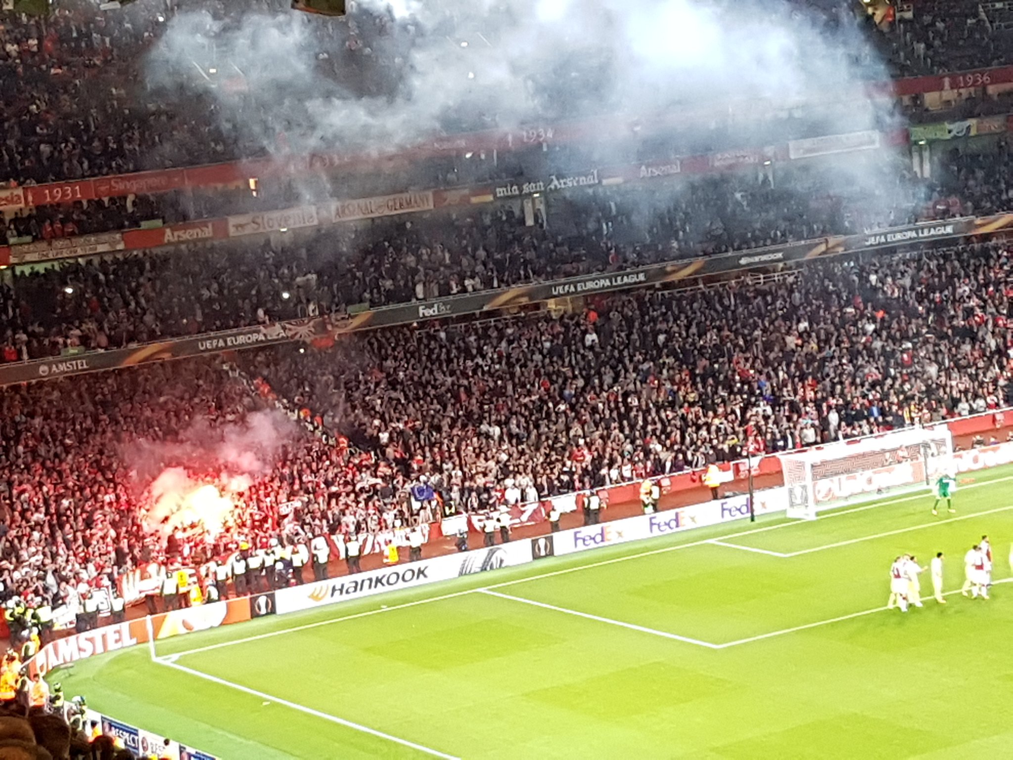 Die UEFA ermittelt auch wegen Pyro gegen den 1. FC Köln.<br />Bild: RoteBoecke.de“><figcaption>Die UEFA ermittelt auch wegen Pyro gegen den 1. FC Köln.<br />Bild: RoteBoecke.de</figcaption></figure>
            </div>

                    </article>

                <section class=
