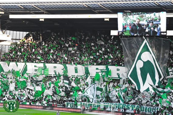 Die Wanderers erklärten nun, bei der heutigen Choreo auf Pyro zu verzichten.<br />Bild: Wanderers-Bremen.de”><figcaption>Die Wanderers erklärten nun, bei der heutigen Choreo auf Pyro zu verzichten.<br />Bild: Wanderers-Bremen.de</figcaption></figure>
                </div>
                
                <!-- YouTube (Meta-Feld) -->
                
            </div>
        </article>

                <script>
        (function() {
            var root = document.querySelector('.ff-single-news-gallery');
            if (!root) return;
            var slides = root.querySelectorAll('.ff-single-news-gallery-slide');
            var dots = root.querySelectorAll('.ff-single-news-gallery-dot');
            var prev = root.querySelector('.ff-single-news-gallery-prev');
            var next = root.querySelector('.ff-single-news-gallery-next');
            var n = slides.length;
            if (n < 2) return;
            var i = 0;
            function closeAllImgInfo() {
                root.querySelectorAll('.ff-fv-img-info-host.is-info-open').forEach(function(host) {
                    host.classList.remove('is-info-open');
                    var b = host.querySelector('.ff-fv-img-info-btn');
                    var p = host.querySelector('.ff-fv-img-info-panel');
                    if (b) b.setAttribute('aria-expanded', 'false');
                    if (p) p.setAttribute('aria-hidden', 'true');
                });
            }
            function show(idx) {
                closeAllImgInfo();
                i = ((idx % n) + n) % n;
                for (var s = 0; s < n; s++) {
                    if (s === i) slides[s].removeAttribute('hidden'); else slides[s].setAttribute('hidden', '');
                }
                for (var s = 0; s < dots.length; s++) {
                    dots[s].classList.toggle('is-active', s === i);
                    dots[s].setAttribute('aria-selected', s === i ? 'true' : 'false');
                }
            }
            if (prev) prev.addEventListener('click', function() { show(i - 1); });
            if (next) next.addEventListener('click', function() { show(i + 1); });
            for (var d = 0; d < dots.length; d++) {
                (function(di) { dots[di].addEventListener('click', function() { show(di); }); })(d);
            }
        })();
        </script>
        
        <!-- Kommentare -->
                <section class=