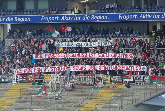 Plakat der FC Augsburg Fans in Frankfurt.<br />Bild: Eintracht-Online.net”><figcaption>Plakat der FC Augsburg Fans in Frankfurt.<br />Bild: Eintracht-Online.net</figcaption></figure>
<figure><img decoding=