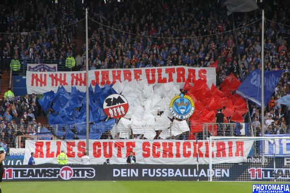 Die Choreografie der Ultras Bochum zum Geburtstag der Schickeria München.<br />Bild: Photomafia-Bochum.de”><figcaption>Die Choreografie der Ultras Bochum zum Geburtstag der Schickeria München.<br />Bild: Photomafia-Bochum.de</figcaption></figure>
<figure><img decoding=