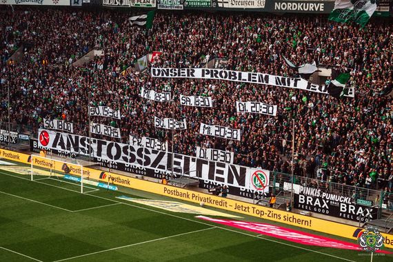 Proteste gegen fanunfreundliche Anstoßzeiten in der Nordkurve.<br />Bild: Nordkurvenfotos.de”><figcaption>Proteste gegen fanunfreundliche Anstoßzeiten in der Nordkurve.<br />Bild: Nordkurvenfotos.de</figcaption></figure>
<figure><img decoding=