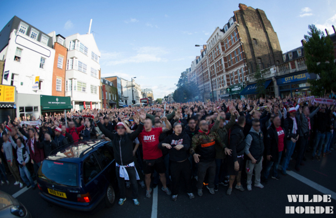 Fans des 1. FC Köln beim Auswärtsspiel in London.<br />Bild: WH96.de”><figcaption>Fans des 1. FC Köln beim Auswärtsspiel in London.<br />Bild: WH96.de</figcaption></figure>
                </div>
                
                <!-- YouTube (Meta-Feld) -->
                
            </div>
        </article>

                <script>
        (function() {
            var root = document.querySelector('.ff-single-news-gallery');
            if (!root) return;
            var slides = root.querySelectorAll('.ff-single-news-gallery-slide');
            var dots = root.querySelectorAll('.ff-single-news-gallery-dot');
            var prev = root.querySelector('.ff-single-news-gallery-prev');
            var next = root.querySelector('.ff-single-news-gallery-next');
            var n = slides.length;
            if (n < 2) return;
            var i = 0;
            function closeAllImgInfo() {
                root.querySelectorAll('.ff-fv-img-info-host.is-info-open').forEach(function(host) {
                    host.classList.remove('is-info-open');
                    var b = host.querySelector('.ff-fv-img-info-btn');
                    var p = host.querySelector('.ff-fv-img-info-panel');
                    if (b) b.setAttribute('aria-expanded', 'false');
                    if (p) p.setAttribute('aria-hidden', 'true');
                });
            }
            function show(idx) {
                closeAllImgInfo();
                i = ((idx % n) + n) % n;
                for (var s = 0; s < n; s++) {
                    if (s === i) slides[s].removeAttribute('hidden'); else slides[s].setAttribute('hidden', '');
                }
                for (var s = 0; s < dots.length; s++) {
                    dots[s].classList.toggle('is-active', s === i);
                    dots[s].setAttribute('aria-selected', s === i ? 'true' : 'false');
                }
            }
            if (prev) prev.addEventListener('click', function() { show(i - 1); });
            if (next) next.addEventListener('click', function() { show(i + 1); });
            for (var d = 0; d < dots.length; d++) {
                (function(di) { dots[di].addEventListener('click', function() { show(di); }); })(d);
            }
        })();
        </script>
        
        <!-- Kommentare -->
                <section class=