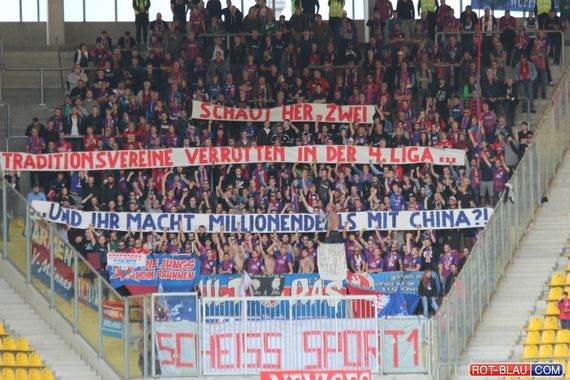 Spruchbänder der Alemannia Aachen Fans.<br />Bild: Rot-Blau.com”><figcaption>Spruchbänder der Alemannia Aachen Fans.<br />Bild: Rot-Blau.com</figcaption></figure>
<figure><img decoding=