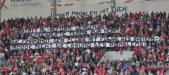 Plakate der OFC-Fans zum Aktionsspieltag.<br />Bild: Steven Mohr / Regionalliga Südwest Pictures & News”><figcaption>Plakate der OFC-Fans zum Aktionsspieltag.<br />Bild: Steven Mohr / Regionalliga Südwest Pictures & News</figcaption></figure>
<figure><img decoding=