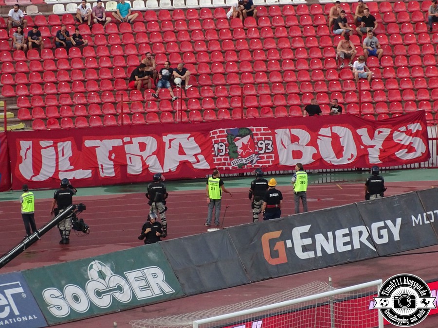 Ivan Bogdanov wird den Ultra Boys zugerechnet.<br />Bild: timo0711.blogspot.de”><figcaption>Ivan Bogdanov wird den Ultra Boys zugerechnet.<br />Bild: timo0711.blogspot.de</figcaption></figure>
                </div>
                
                <!-- YouTube (Meta-Feld) -->
                
            </div>
        </article>

                <script>
        (function() {
            var root = document.querySelector('.ff-single-news-gallery');
            if (!root) return;
            var slides = root.querySelectorAll('.ff-single-news-gallery-slide');
            var dots = root.querySelectorAll('.ff-single-news-gallery-dot');
            var prev = root.querySelector('.ff-single-news-gallery-prev');
            var next = root.querySelector('.ff-single-news-gallery-next');
            var n = slides.length;
            if (n < 2) return;
            var i = 0;
            function closeAllImgInfo() {
                root.querySelectorAll('.ff-fv-img-info-host.is-info-open').forEach(function(host) {
                    host.classList.remove('is-info-open');
                    var b = host.querySelector('.ff-fv-img-info-btn');
                    var p = host.querySelector('.ff-fv-img-info-panel');
                    if (b) b.setAttribute('aria-expanded', 'false');
                    if (p) p.setAttribute('aria-hidden', 'true');
                });
            }
            function show(idx) {
                closeAllImgInfo();
                i = ((idx % n) + n) % n;
                for (var s = 0; s < n; s++) {
                    if (s === i) slides[s].removeAttribute('hidden'); else slides[s].setAttribute('hidden', '');
                }
                for (var s = 0; s < dots.length; s++) {
                    dots[s].classList.toggle('is-active', s === i);
                    dots[s].setAttribute('aria-selected', s === i ? 'true' : 'false');
                }
            }
            if (prev) prev.addEventListener('click', function() { show(i - 1); });
            if (next) next.addEventListener('click', function() { show(i + 1); });
            for (var d = 0; d < dots.length; d++) {
                (function(di) { dots[di].addEventListener('click', function() { show(di); }); })(d);
            }
        })();
        </script>
        
        <!-- Kommentare -->
                <section class=