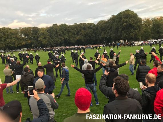 Ankunft der Roter Stern Belgrad Fans auf der Vorwiese des Stadions.<br />Bild: Faszination Fankurve”><figcaption>Ankunft der Roter Stern Belgrad Fans auf der Vorwiese des Stadions.<br />Bild: Faszination Fankurve</figcaption></figure>
<figure><img decoding=
