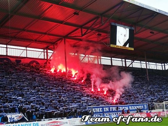 Morgen wird es im Heinz-Krügel-Stadion einen Gedenktag für Hannes geben.<br />Bild: cfcfans.info”><figcaption>Morgen wird es im Heinz-Krügel-Stadion einen Gedenktag für Hannes geben.<br />Bild: cfcfans.info</figcaption></figure>
                </div>
                
                <!-- YouTube (Meta-Feld) -->
                
            </div>
        </article>

                <script>
        (function() {
            var root = document.querySelector('.ff-single-news-gallery');
            if (!root) return;
            var slides = root.querySelectorAll('.ff-single-news-gallery-slide');
            var dots = root.querySelectorAll('.ff-single-news-gallery-dot');
            var prev = root.querySelector('.ff-single-news-gallery-prev');
            var next = root.querySelector('.ff-single-news-gallery-next');
            var n = slides.length;
            if (n < 2) return;
            var i = 0;
            function closeAllImgInfo() {
                root.querySelectorAll('.ff-fv-img-info-host.is-info-open').forEach(function(host) {
                    host.classList.remove('is-info-open');
                    var b = host.querySelector('.ff-fv-img-info-btn');
                    var p = host.querySelector('.ff-fv-img-info-panel');
                    if (b) b.setAttribute('aria-expanded', 'false');
                    if (p) p.setAttribute('aria-hidden', 'true');
                });
            }
            function show(idx) {
                closeAllImgInfo();
                i = ((idx % n) + n) % n;
                for (var s = 0; s < n; s++) {
                    if (s === i) slides[s].removeAttribute('hidden'); else slides[s].setAttribute('hidden', '');
                }
                for (var s = 0; s < dots.length; s++) {
                    dots[s].classList.toggle('is-active', s === i);
                    dots[s].setAttribute('aria-selected', s === i ? 'true' : 'false');
                }
            }
            if (prev) prev.addEventListener('click', function() { show(i - 1); });
            if (next) next.addEventListener('click', function() { show(i + 1); });
            for (var d = 0; d < dots.length; d++) {
                (function(di) { dots[di].addEventListener('click', function() { show(di); }); })(d);
            }
        })();
        </script>
        
        <!-- Kommentare -->
                <section class=