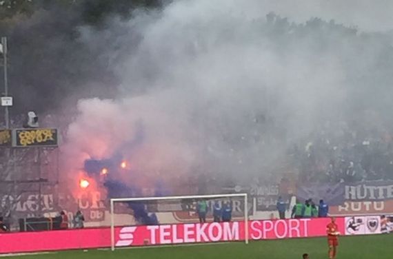 Im Gästeblock wurde immer mal wieder Pyrotechnik abgebrannt.<br />Bild: Klein-Muffi.de”><figcaption>Im Gästeblock wurde immer mal wieder Pyrotechnik abgebrannt.<br />Bild: Klein-Muffi.de</figcaption></figure>
<figure><img decoding=