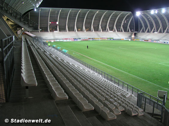 Das Unglück ereignete sich gestern im Gästeblock des Stade de la Licorne.<br />Bild: Stadionwelt“><figcaption>Das Unglück ereignete sich gestern im Gästeblock des Stade de la Licorne.<br />Bild: Stadionwelt</figcaption></figure>
            </div>

                    </article>

                <section class=