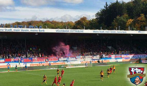 Pyroaktion Heidenheimer Ultras beim Heimspiel gegen Dresden.<br />Bild: Fanatico-Boys.de”><figcaption>Pyroaktion Heidenheimer Ultras beim Heimspiel gegen Dresden.<br />Bild: Fanatico-Boys.de</figcaption></figure>
<figure><img decoding=