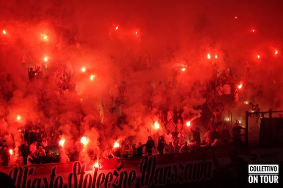 Pyroaktion der Legia Warschau Fans im Gästeblock in Posen.<br />Bild: Collettivo on Tour“><figcaption>Pyroaktion der Legia Warschau Fans im Gästeblock in Posen.<br />Bild: Collettivo on Tour</figcaption></figure>
<figure><img decoding=