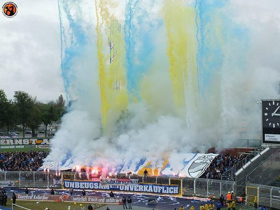 Die Pyroshow der FCC-Ultras in der Südkurve.<br />Bild: Unterwegs in Sachen Fussball – www.uisf.de”><figcaption>Die Pyroshow der FCC-Ultras in der Südkurve.<br />Bild: Unterwegs in Sachen Fussball – www.uisf.de</figcaption></figure>
<figure><img decoding=