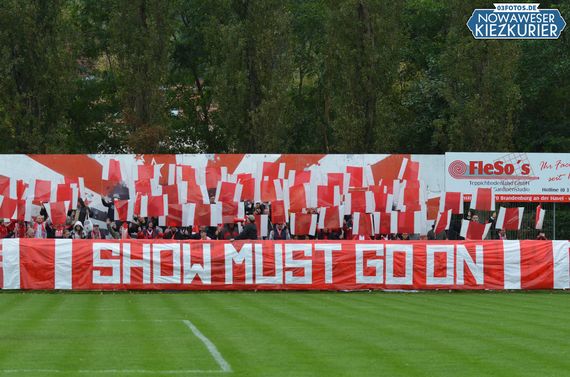 Brandenburger SC Süd Fans beim Pokalspiel gegen Babelsberg.<br />Bild: 03fotos.de”><figcaption>Brandenburger SC Süd Fans beim Pokalspiel gegen Babelsberg.<br />Bild: 03fotos.de</figcaption></figure>
<figure><img decoding=