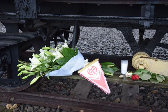 In Auschwitz legten Mainzer Fans einen Kranz zu Ehren des hier ermordeten ersten Mainz 05 Präsidenten nieder.<br />Bild: Fanprojekt Mainz”><figcaption>In Auschwitz legten Mainzer Fans einen Kranz zu Ehren des hier ermordeten ersten Mainz 05 Präsidenten nieder.<br />Bild: Fanprojekt Mainz</figcaption></figure>
<figure><img decoding=