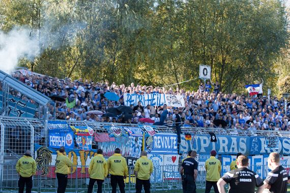 Spruchband der Hansa-Fans mit dem Angler- und Fischer-Gruß. Bild: Horda-Azzuro.de