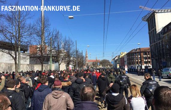 Der Club Nr. 12 hat einen Treffpunkt ausgerufen.<br />Bild: Faszination Fankurve”><figcaption>Der Club Nr. 12 hat einen Treffpunkt ausgerufen.<br />Bild: Faszination Fankurve</figcaption></figure>
                </div>
                
                <!-- YouTube (Meta-Feld) -->
                
            </div>
        </article>

                <script>
        (function() {
            var root = document.querySelector('.ff-single-news-gallery');
            if (!root) return;
            var slides = root.querySelectorAll('.ff-single-news-gallery-slide');
            var dots = root.querySelectorAll('.ff-single-news-gallery-dot');
            var prev = root.querySelector('.ff-single-news-gallery-prev');
            var next = root.querySelector('.ff-single-news-gallery-next');
            var n = slides.length;
            if (n < 2) return;
            var i = 0;
            function closeAllImgInfo() {
                root.querySelectorAll('.ff-fv-img-info-host.is-info-open').forEach(function(host) {
                    host.classList.remove('is-info-open');
                    var b = host.querySelector('.ff-fv-img-info-btn');
                    var p = host.querySelector('.ff-fv-img-info-panel');
                    if (b) b.setAttribute('aria-expanded', 'false');
                    if (p) p.setAttribute('aria-hidden', 'true');
                });
            }
            function show(idx) {
                closeAllImgInfo();
                i = ((idx % n) + n) % n;
                for (var s = 0; s < n; s++) {
                    if (s === i) slides[s].removeAttribute('hidden'); else slides[s].setAttribute('hidden', '');
                }
                for (var s = 0; s < dots.length; s++) {
                    dots[s].classList.toggle('is-active', s === i);
                    dots[s].setAttribute('aria-selected', s === i ? 'true' : 'false');
                }
            }
            if (prev) prev.addEventListener('click', function() { show(i - 1); });
            if (next) next.addEventListener('click', function() { show(i + 1); });
            for (var d = 0; d < dots.length; d++) {
                (function(di) { dots[di].addEventListener('click', function() { show(di); }); })(d);
            }
        })();
        </script>
        
        <!-- Kommentare -->
                <section class=