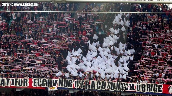 Geschmuggelte Mittelfinger-Choreografie der VfB-Ultras.<br />Bild: soke2.de”><figcaption>Geschmuggelte Mittelfinger-Choreografie der VfB-Ultras.<br />Bild: soke2.de</figcaption></figure>
<figure><img decoding=